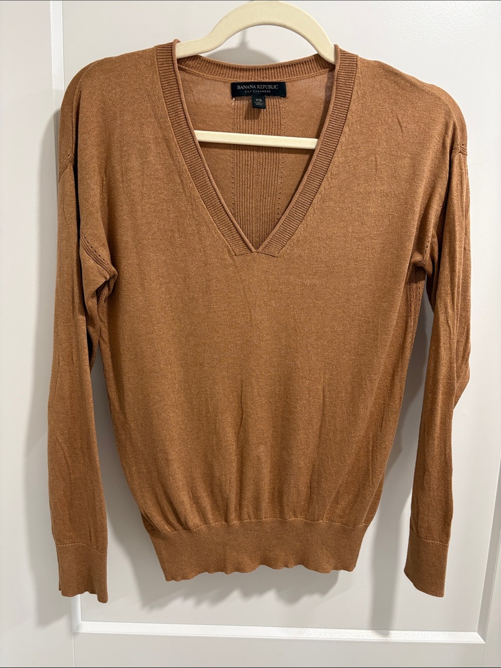 Banana Republic V-Neck Sweater in Caramel Brown